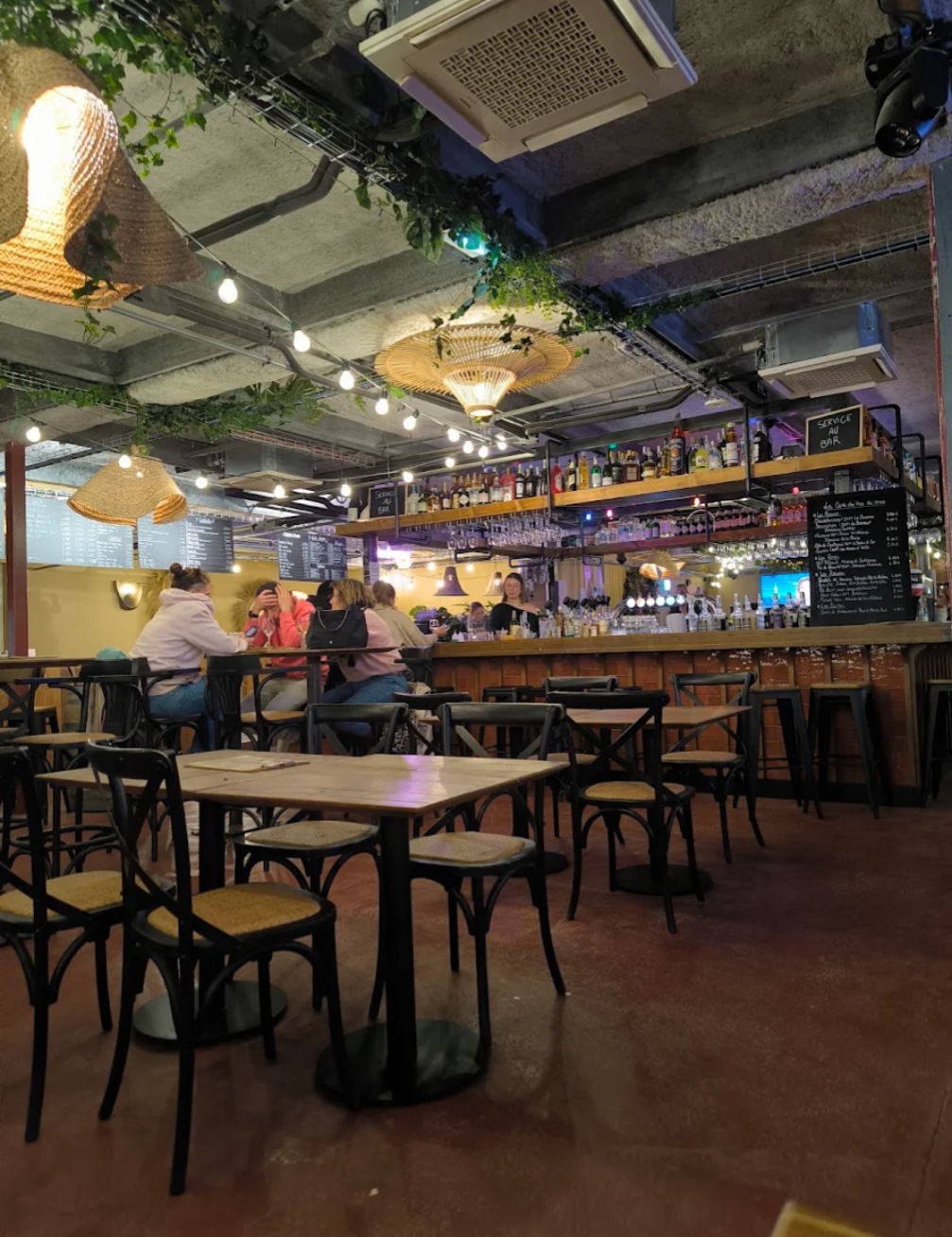 La salle du Bal : suspensions en osier, guirlandes et comptoir Service au bar