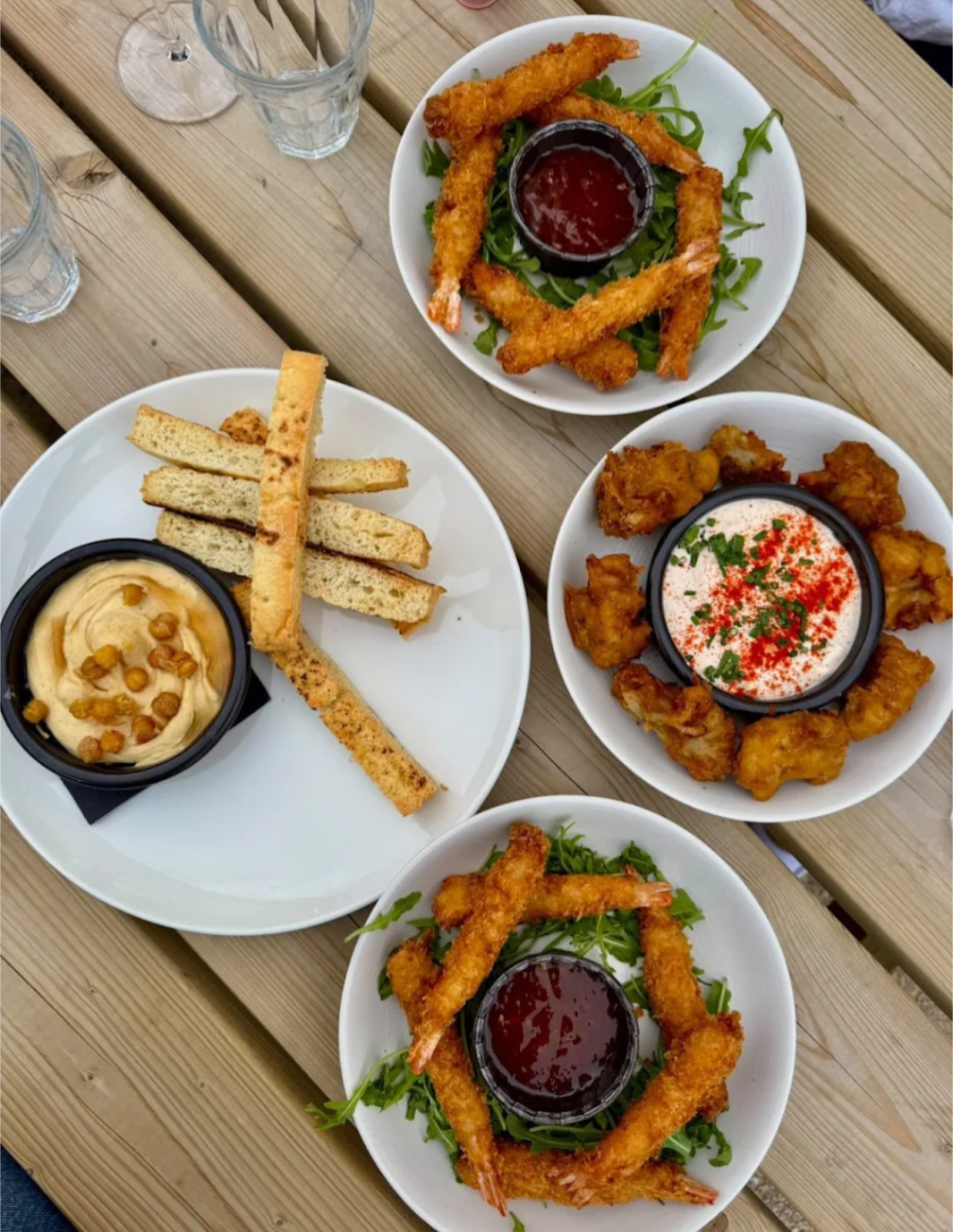 Assortiment d'apéro à partager : crevettes tempura, houmous et beignets