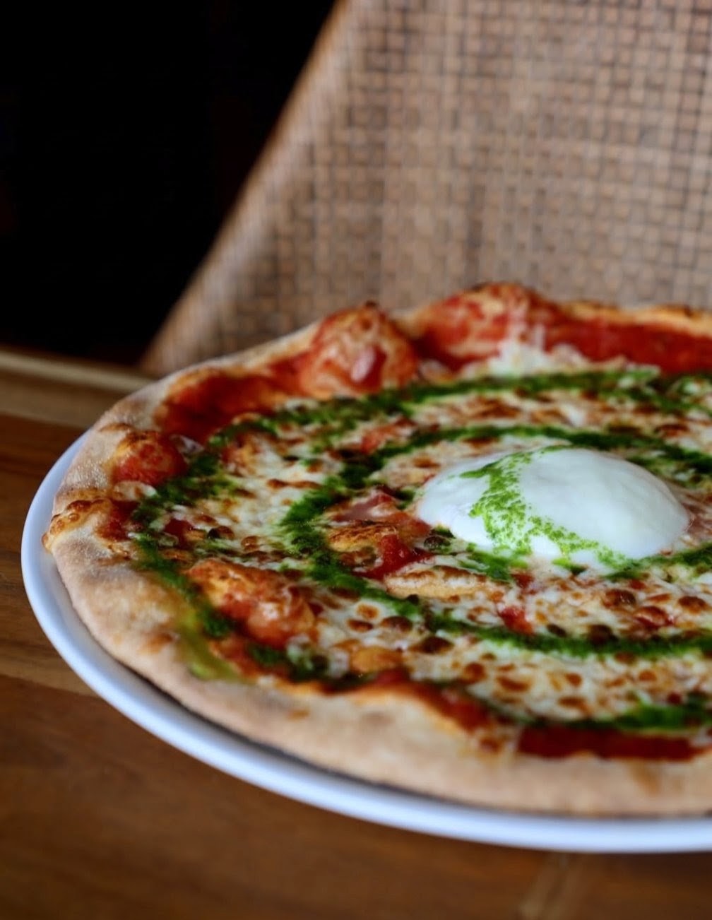 Gros plan d'une pizza burrata au pesto sortie du four